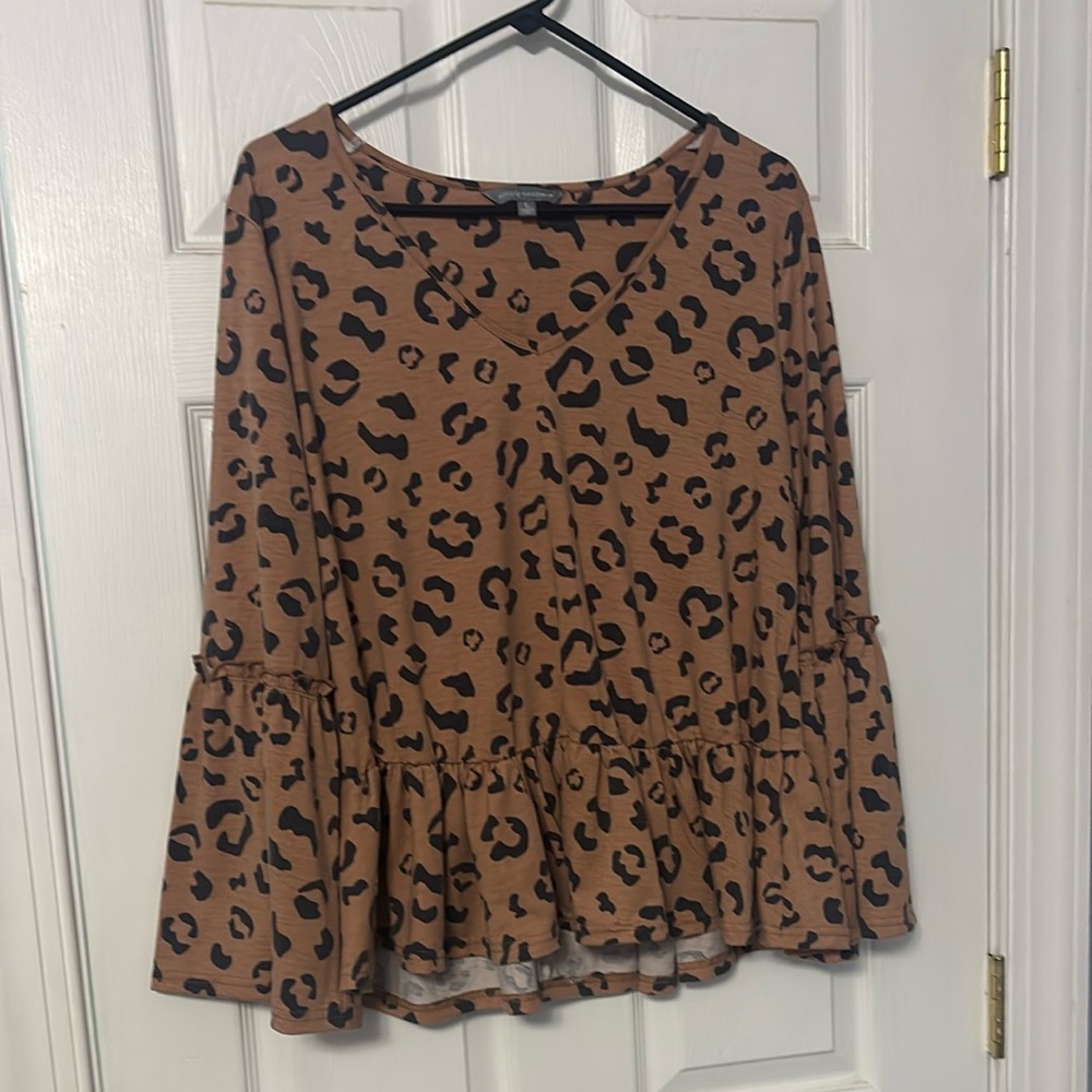 The brand is Simply Southern. In good condition!!! Size large.